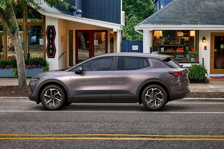 Không nhàm chán như nhiều mẫu ô tô điện giá rẻ khác, Chevrolet Equinox EV 2024 sở hữu thiết kế đầu xe góc cạnh với dải đèn LED định vị ban ngày khá mỏng, nằm vắt ngang đầu xe ở bản cao cấp. Ở bản thấp, 2 dải đèn LED định vị ban ngày được nối với nhau bằng nẹp màu đen ở giữa.