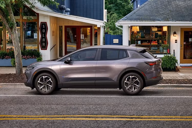 Không nhàm chán như nhiều mẫu ô tô điện giá rẻ khác, Chevrolet Equinox EV 2024 sở hữu thiết kế đầu xe góc cạnh với dải đèn LED định vị ban ngày khá mỏng, nằm vắt ngang đầu xe ở bản cao cấp. Ở bản thấp, 2 dải đèn LED định vị ban ngày được nối với nhau bằng nẹp màu đen ở giữa.