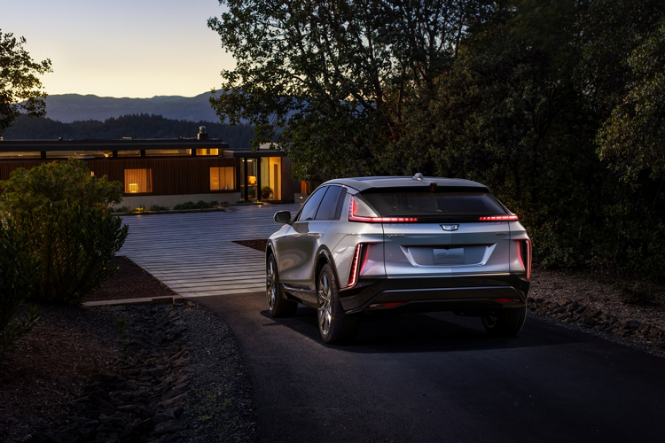 Những chiếc xe SUV Cadillac Lyriq đầu tiên dự kiến sẽ được giao hàng bắt đầu vào quý II năm nay, trong khi các biến thể bổ sung sẽ xuất hiện vào quý III.