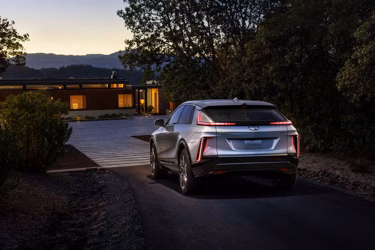 Những chiếc xe SUV Cadillac Lyriq đầu tiên dự kiến sẽ được giao hàng bắt đầu vào quý II năm nay, trong khi các biến thể bổ sung sẽ xuất hiện vào quý III.