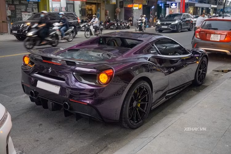 Siêu xe Ferrari 488 Spider sở hữu tấm mui cứng có thể đóng / mở trong 14 giây bằng một nút bấm đặc biệt. Vì có thêm mui cứng nên trọng lượng của 488 Spider có nhỉnh hơn một chút so với 488 GTB Coupe.