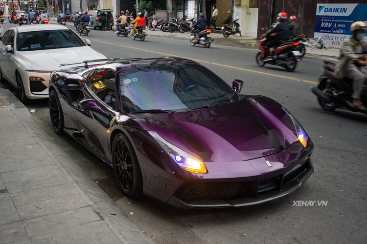 Ngoài ra, phần nắp động cơ của siêu xe mui trần cũng không còn trong suốt nữa, nó đã được thiết kế lại và che giấu toàn bộ động cơ bên dưới. Xe được trang bị hệ thống đèn chiếu sáng công nghệ Full-Led hiện đại.