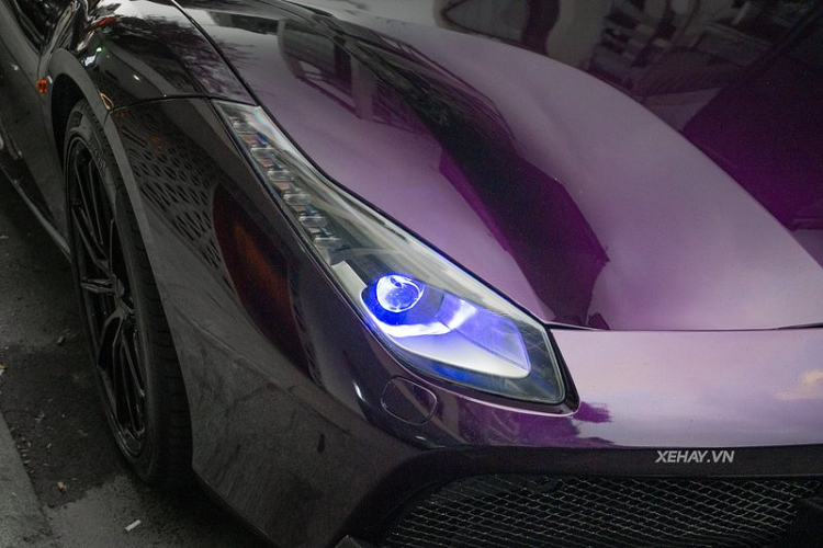 Hốc hút gió được làm từ sợi carbon cùng khe hút gió dạng tổ ong sơn đen cũng là điểm nhấn của siêu xe. Ở phía sau, đuôi xe nổi bật với cánh gió cỡ lớn, bộ khuếch tán hầm hố và cặp ống xả kép hình tròn.