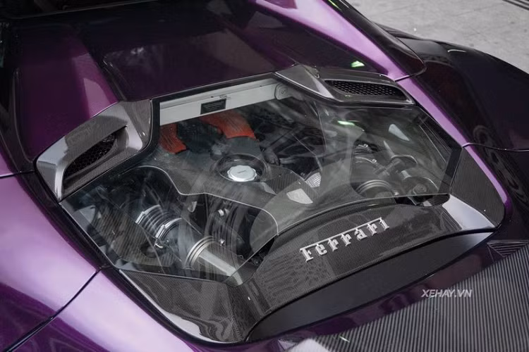 Tuy đã ra đời được một khoảng thời gian dài và 488 Spider cũng là một trong những cái tên được giới mê xe Việt săn đón nhiều nhất nhưng hiện số lượng xe đang lăn bánh trong nước lại thực sự không nhiều. Mức giá xe Ferrari 488 Spider tại Việt Nam hiện khoảng hơn 15 tỷ đồng.