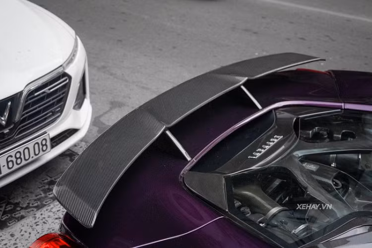 Theo công bố từ nhà sản xuất, Ferrari 488 Spider có thể tăng tốc từ 0 - 200 km/h chỉ trong 8,7 giây trước khi cán tới tốc độ tối đa 325 km/h, trong khi bản Coupe chỉ mất 8,7 giây và có vận tốc cực đại là 330 km/h.