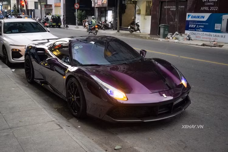 Ngoài việc "thay áo" tím thì chiếc Ferrari 488 Spider mui trần của ông chủ Pharmacity còn được "độ" lại "dàn chân", đổi từ mâm 5 chấu kép sang mâm đa chấu sơn đen bóng, đi kèm vẫn là kẹp phanh màu vàng tương phản.