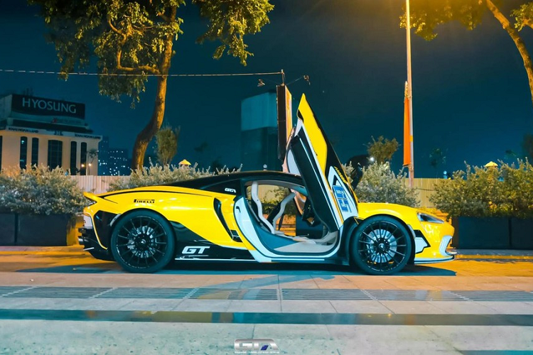 Nội công này trên siêu xe McLaren GT của cô gái 9X ở Cần Thơ sẽ đi kèm với hộp số ly hợp kép 7 cấp, nhờ đó, mẫu siêu xe Grand Touring của hãng xe McLaren có thể hoàn thành việc tăng tốc từ vị trí xuất phát lên 100 km/h chỉ trong thời gian 3,2 giây trước khi đạt tốc độ tối đa là 326 km/h.