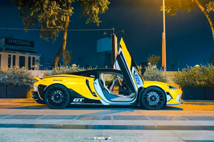 Nội công này trên siêu xe McLaren GT của cô gái 9X ở Cần Thơ sẽ đi kèm với hộp số ly hợp kép 7 cấp, nhờ đó, mẫu siêu xe Grand Touring của hãng xe McLaren có thể hoàn thành việc tăng tốc từ vị trí xuất phát lên 100 km/h chỉ trong thời gian 3,2 giây trước khi đạt tốc độ tối đa là 326 km/h.
