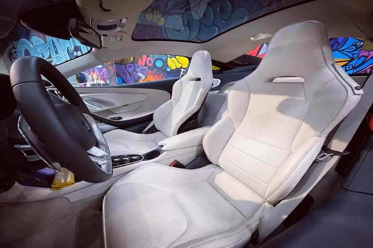 Được biết, chiếc siêu xe McLaren GT của cô gái 9X ở Cần Thơ mua trong 1 ngày tậu cùng 2 chiếc xe khác là Hyundai Accent và xe sang Mercedes-Benz S450L Luxury bản cũ. Tổng giá trị cho 3 chiếc xe này gần 25 tỷ đồng.