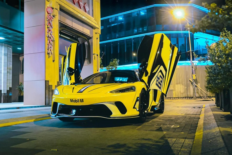 Màu sắc chính trong bộ áo được dán đề-can cho siêu xe McLaren GT của 9X tại Cần Thơ là vàng cùng các chi tiết màu trắng để tạo điểm nhấn cũng như sọc đen và tất nhiên phải kể đến con số 65.