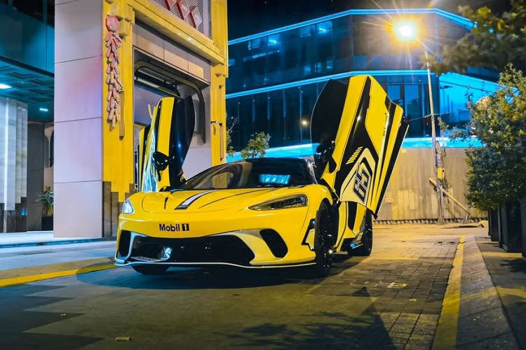 Màu sắc chính trong bộ áo được dán đề-can cho siêu xe McLaren GT của 9X tại Cần Thơ là vàng cùng các chi tiết màu trắng để tạo điểm nhấn cũng như sọc đen và tất nhiên phải kể đến con số 65.