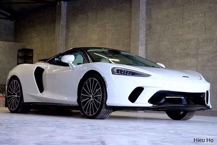 Không quá khó để nhiều người yêu xe biết được đây chính là chiếc siêu xe McLaren GT độc nhất dải đất hình chữ S nhưng mới được cho thay áo nhờ con số 65 ở 2 bên thành cửa xe, con số thể hiện cho Cần Thơ, một thành phố trực thuộc trung ương của Việt Nam, cũng là thành phố hiện đại và phát triển nhất ở Đồng bằng sông Cửu Long