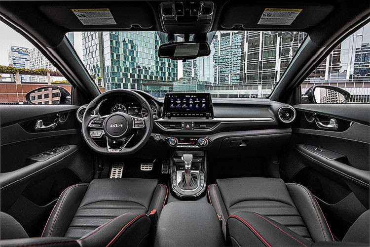 Hiện chưa có hình ảnh chụp nội thất bên trong mẫu sedan hạng C này. Trong khi đó, kích thước của xe thay đổi nhẹ so với trước. Cụ thể, xe có chiều dài 4.666 mm (tăng 6 mm), chiều rộng 1.780 mm, chiều cao 1.450 mm và chiều dài cơ sở 2.700 mm.