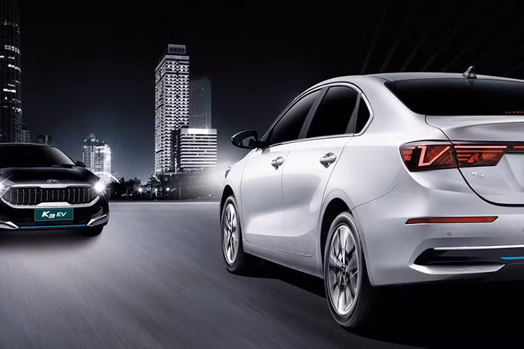 Tuy nhiên, tầm ảnh hưởng của thương hiệu Kia hiện đang đi xuống tại Trung Quốc, kéo theo sự tuột dốc của K3. Trong tháng 8/2022 vừa qua, hãng Kia chỉ bán được 973 chiếc K3 cho khách hàng Trung Quốc. Sự ra mắt của phiên bản mới có thể sẽ giúp mẫu sedan Hàn Quốc này cải thiện tình hình