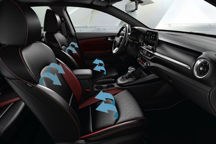 "Trái tim" của Kia K3 2023 tại thị trường Trung Quốc là động cơ xăng 4 xi-lanh, tăng áp, dung tích 1.4L, sản sinh công suất tối đa 140 mã lực, kết hợp cùng hộp số tự động ly hợp kép. Ở phiên bản cũ, mẫu xe này dùng động cơ xăng tương tự nhưng có công suất tối đa chỉ 128 mã lực.