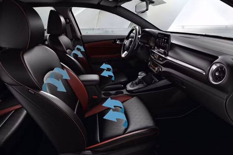 "Trái tim" của Kia K3 2023 tại thị trường Trung Quốc là động cơ xăng 4 xi-lanh, tăng áp, dung tích 1.4L, sản sinh công suất tối đa 140 mã lực, kết hợp cùng hộp số tự động ly hợp kép. Ở phiên bản cũ, mẫu xe này dùng động cơ xăng tương tự nhưng có công suất tối đa chỉ 128 mã lực.