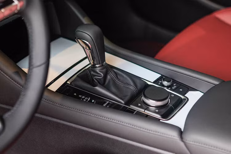 Các trang bị khác của xe như đèn thích ứng thông minh ALH, cảnh báo phương tiện cắt ngang khi lùi RCTA, cảnh báo chệch làn LDW, hỗ trợ giữ làn đường LAS, hỗ trợ phanh thông minh phanh thông minh SBS và hệ thống điều khiển hành trình tích hợp radar MRCC.