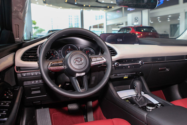 Đó là chưa kể đến gói trang bị an toàn chủ động i-Activsense của Mazda3, bao gồm những tính năng như hệ thống mở rộng góc chiếu đèn trước theo hướng đánh lái AFS, tự động điều chỉnh chế độ đèn chiếu xa HBC...