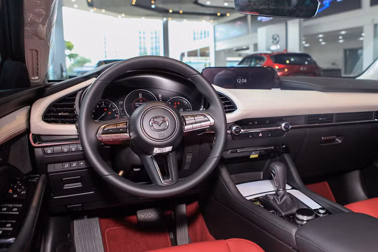 Đó là chưa kể đến gói trang bị an toàn chủ động i-Activsense của Mazda3, bao gồm những tính năng như hệ thống mở rộng góc chiếu đèn trước theo hướng đánh lái AFS, tự động điều chỉnh chế độ đèn chiếu xa HBC...