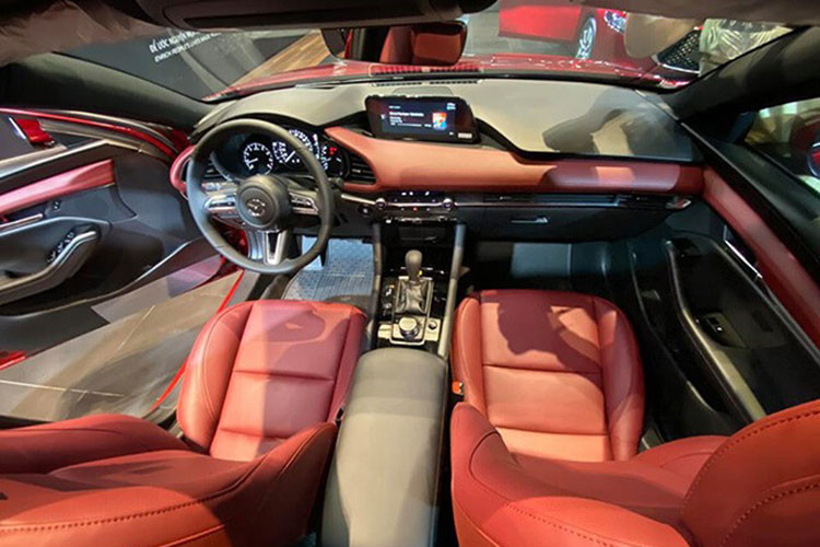 Bên trong Mazda3 đi kèm nội thất bọc da, ghế lái chỉnh điện/nhớ vị trí, hệ thống thông tin giải trí Mazda Connect với màn hình trung tâm 8,8 inch, hệ thống âm thanh 8 loa, lẫy chuyển số sau vô lăng, phanh tay điện tử, tự động giữ phanh tạm thời, khởi động bằng nút bấm, điều hòa tự động với cửa gió hàng ghế sau, gương chiếu hậu trung tâm chống chói tự động và màn hình hiển thị tốc độ HUD.