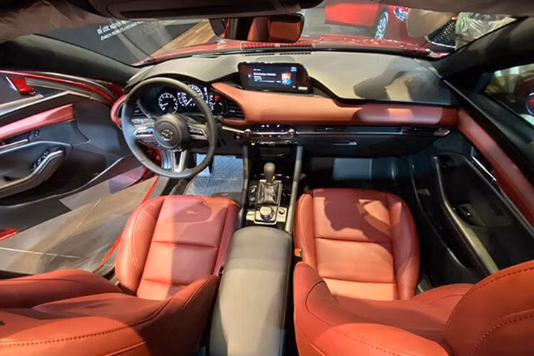 Bên trong Mazda3 đi kèm nội thất bọc da, ghế lái chỉnh điện/nhớ vị trí, hệ thống thông tin giải trí Mazda Connect với màn hình trung tâm 8,8 inch, hệ thống âm thanh 8 loa, lẫy chuyển số sau vô lăng, phanh tay điện tử, tự động giữ phanh tạm thời, khởi động bằng nút bấm, điều hòa tự động với cửa gió hàng ghế sau, gương chiếu hậu trung tâm chống chói tự động và màn hình hiển thị tốc độ HUD.