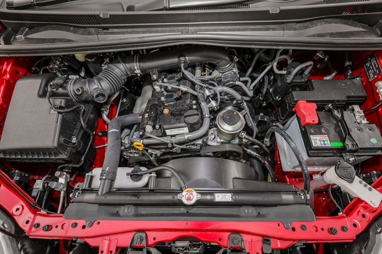 Riêng động cơ diesel sẽ không được dùng cho mẫu MPV này nữa. Tuy nhiên, nhiều khả năng hãng Toyota sẽ tiếp tục bán phiên bản máy dầu cũ của Innova để phục vụ những cá nhân và công ty kinh doanh vận tải, chở hành khách. Ngoài hệ truyền động hybrid mới, Toyota Innova Zenix 2023 dự kiến còn được bổ sung hàng loạt trang bị hiện đại hơn.