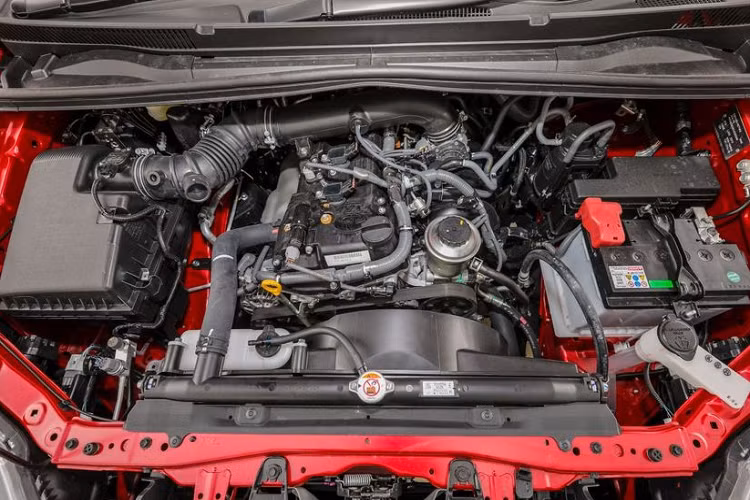 Riêng động cơ diesel sẽ không được dùng cho mẫu MPV này nữa. Tuy nhiên, nhiều khả năng hãng Toyota sẽ tiếp tục bán phiên bản máy dầu cũ của Innova để phục vụ những cá nhân và công ty kinh doanh vận tải, chở hành khách. Ngoài hệ truyền động hybrid mới, Toyota Innova Zenix 2023 dự kiến còn được bổ sung hàng loạt trang bị hiện đại hơn.