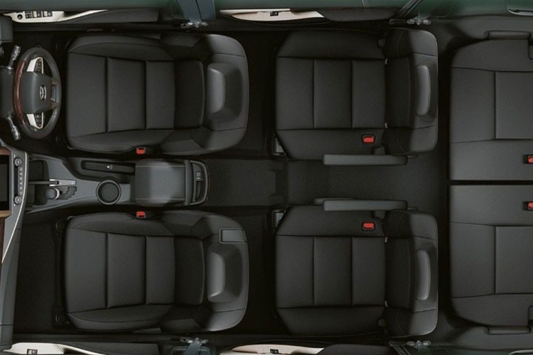 Ngoài ra, Toyota Innova Zenix 2023 còn được đồn là sẽ sở hữu chiều dài 4.700 mm và chiều dài cơ sở 2.850 mm. Nếu đúng như vậy, xe sẽ ngắn hơn 35 mm trong khi chiều dài cơ sở tăng 100 mm, hứa hẹn mang đến không gian nội thất rộng rãi hơn. Nhờ khung gầm liền khối mới, Toyota Innova Zenix 2023 sẽ nhẹ hơn khoảng 170 kg so với thế hệ cũ.