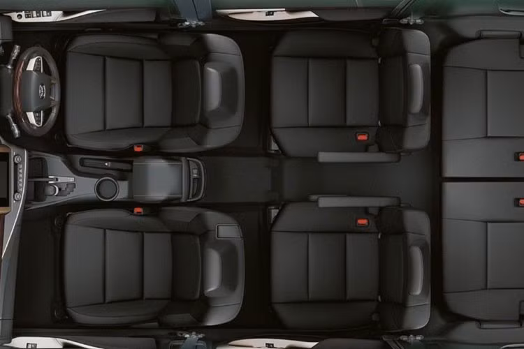 Ngoài ra, Toyota Innova Zenix 2023 còn được đồn là sẽ sở hữu chiều dài 4.700 mm và chiều dài cơ sở 2.850 mm. Nếu đúng như vậy, xe sẽ ngắn hơn 35 mm trong khi chiều dài cơ sở tăng 100 mm, hứa hẹn mang đến không gian nội thất rộng rãi hơn. Nhờ khung gầm liền khối mới, Toyota Innova Zenix 2023 sẽ nhẹ hơn khoảng 170 kg so với thế hệ cũ.