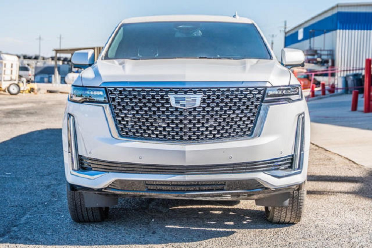 Ngoài ra, khu vực này còn có một màn hình cỡ lớn và ngăn đựng đồ uống. Toàn bộ không gian hành khách phía sau cũng được tách biệt với khoang lái giữ sự riêng tư cho cả hai phía.