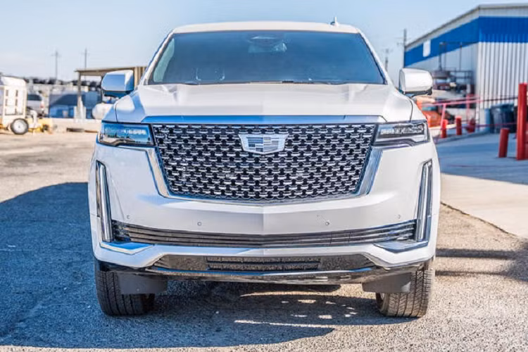 Ngoài ra, khu vực này còn có một màn hình cỡ lớn và ngăn đựng đồ uống. Toàn bộ không gian hành khách phía sau cũng được tách biệt với khoang lái giữ sự riêng tư cho cả hai phía.