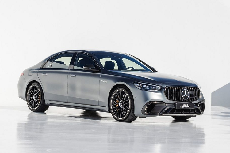 Tốc độ tối đa được giới hạn ở 250 km/h, nhưng có thể tăng lên 290 km/h nếu bổ sung gói nâng cấp hiệu suất AMG Driver's Package. Bên cạnh đó, xe được trang bị tiêu chuẩn hệ thống treo khí nén kết hợp thanh chống lật cơ điện, bộ giảm chấn thích ứng, hệ thống đánh lái trục sau, phanh gốm carbon và giá đỡ động cơ chủ động