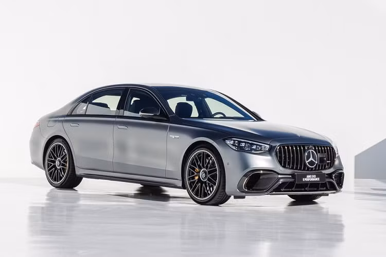 Tốc độ tối đa được giới hạn ở 250 km/h, nhưng có thể tăng lên 290 km/h nếu bổ sung gói nâng cấp hiệu suất AMG Driver's Package. Bên cạnh đó, xe được trang bị tiêu chuẩn hệ thống treo khí nén kết hợp thanh chống lật cơ điện, bộ giảm chấn thích ứng, hệ thống đánh lái trục sau, phanh gốm carbon và giá đỡ động cơ chủ động