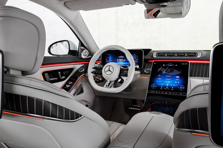 Xe có cấu hình 4 chỗ với các ghế ngồi được bọc da cao cấp, họa tiết hình quả trám và khâu logo AMG trên tựa đầu.Màn hình giải trí được tích hợp MBUX, kết hợp bộ loa Burmester. Trong khi đó, màn hình lái có giao diện được thiết kế độc quyền. Xe còn trang bị 2 màn hình giải trí cho người ngồi phía sau và một màn hình gắn trên bệ tỳ tay sau để điều khiển chức năng trên xe.