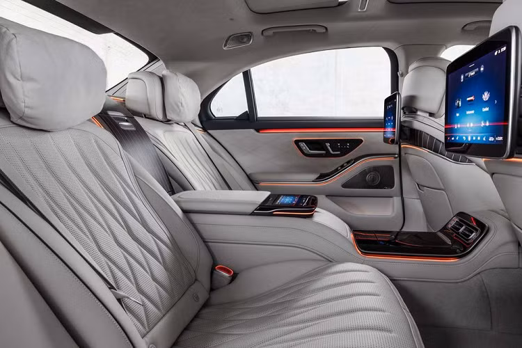 Một điều khiến khá nhiều khách hàng tiếc nuối là hệ thống tự lái cấp độ 3 Drive Pilot sẽ không có sẵn trên S 63 thế hệ mới. Hệ thống này cho phép người lái xe di chuyển với tốc độ lên đến 60 km/h trong khi đang xem phim hoặc làm việc.