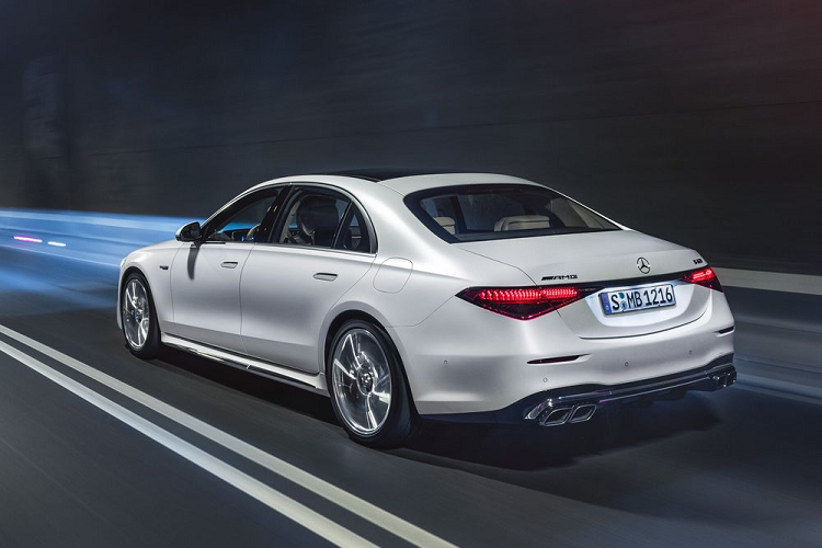 Giá xe Mercedes-Benz S63 E 2023 mới chưa công bố giá bán chính thức, tuy nhiên, mức giá được cho rằng sẽ nằm giữa khoảng giá 150.000 USD (khoảng 3,6 tỷ đồng) của S63 E 2020 và 184.900 USD (khoảng 4,44 tỷ đồng) của Maybach S580.