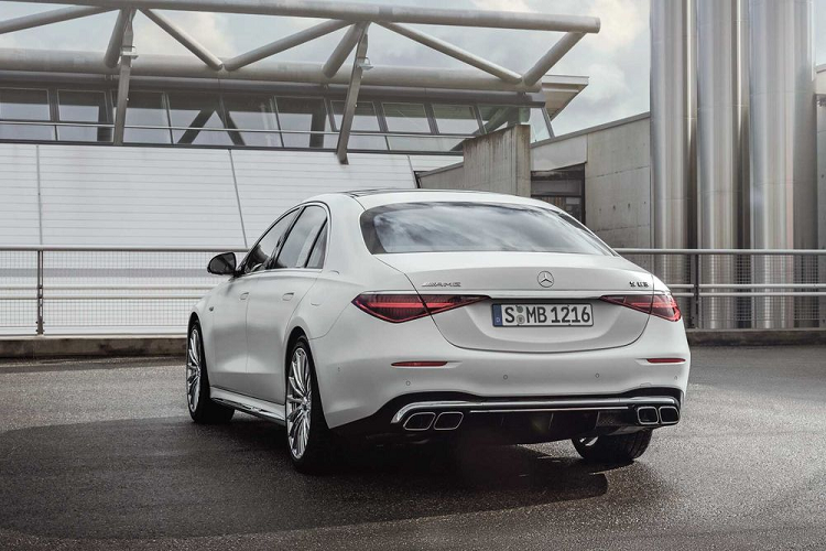 So với thế hệ tiền nhiệm, Mercedes-AMG S63 E hạng sang sở hữu các đường nét thể thao hơn, với hốc gió lớn, lưới tản nhiệt Panamericana được mạ chrome tối màu, kết hợp mâm xe hợp kim kích thước 21 inch. Mercedes-AMG S 63 E 2023 vẫn là mẫu xe sở hữu không gian nội thất sang trọng và trang bị hiện đại hàng đầu phân khúc.