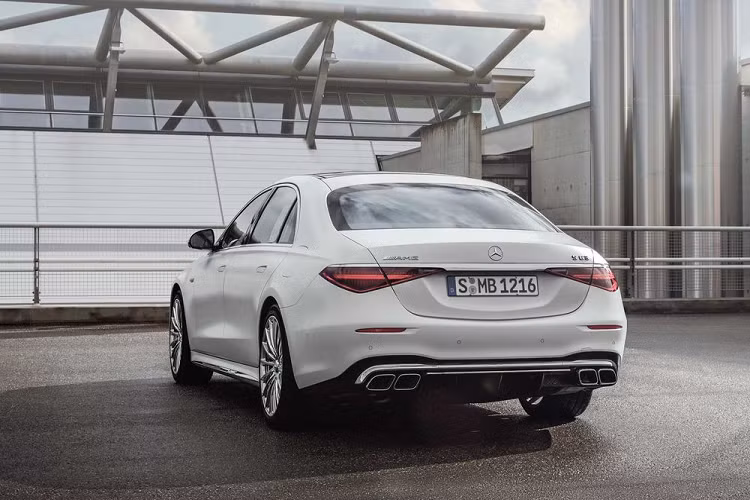 So với thế hệ tiền nhiệm, Mercedes-AMG S63 E hạng sang sở hữu các đường nét thể thao hơn, với hốc gió lớn, lưới tản nhiệt Panamericana được mạ chrome tối màu, kết hợp mâm xe hợp kim kích thước 21 inch. Mercedes-AMG S 63 E 2023 vẫn là mẫu xe sở hữu không gian nội thất sang trọng và trang bị hiện đại hàng đầu phân khúc.