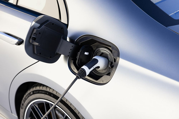 Mô tơ điện công suất 188 mã lực và mô-men xoắn 320 Nm, đi kèm pin 13,1 kWh. Tổng công suất kết hợp của hệ truyền động này là 791 mã lực và 1.430 Nm. Với sức mạnh trên, S63 E 2023 tăng tốc 0 -100km/h chỉ trong vòng 3,3 giây, nhanh hơn 1,2 giây so với Mercedes-Maybach S680 - chiếc S-Class duy nhất sử dụng động cơ V12.