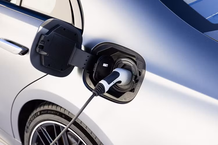 Mô tơ điện công suất 188 mã lực và mô-men xoắn 320 Nm, đi kèm pin 13,1 kWh. Tổng công suất kết hợp của hệ truyền động này là 791 mã lực và 1.430 Nm. Với sức mạnh trên, S63 E 2023 tăng tốc 0 -100km/h chỉ trong vòng 3,3 giây, nhanh hơn 1,2 giây so với Mercedes-Maybach S680 - chiếc S-Class duy nhất sử dụng động cơ V12.