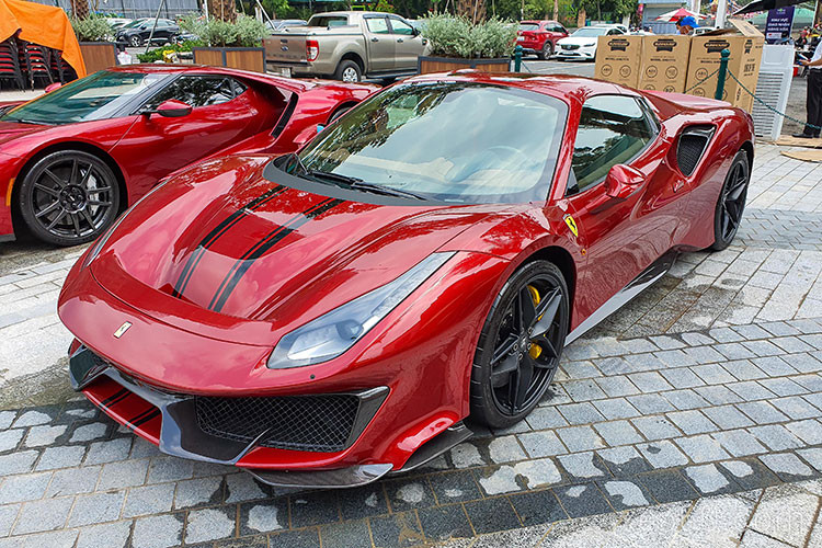 Động cơ trên Ferrari 488 Pista Spider khi kết hợp cùng hộp số ly hợp kép bảy tốc độ F1 sẽ giúp xe chỉ mất thời gian 2,85 giây để đua nước rút từ vị trí xuất phát lên 100 km/h trước khi đạt vận tốc tối đa 340 km/h. Khá thú vị là hộp số của 488 Pista Spider đã được điều chỉnh bánh răng nhanh hơn khoảng 0,03 giây so với bản Coupe.