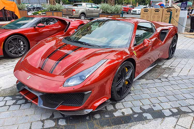 Động cơ trên Ferrari 488 Pista Spider khi kết hợp cùng hộp số ly hợp kép bảy tốc độ F1 sẽ giúp xe chỉ mất thời gian 2,85 giây để đua nước rút từ vị trí xuất phát lên 100 km/h trước khi đạt vận tốc tối đa 340 km/h. Khá thú vị là hộp số của 488 Pista Spider đã được điều chỉnh bánh răng nhanh hơn khoảng 0,03 giây so với bản Coupe.