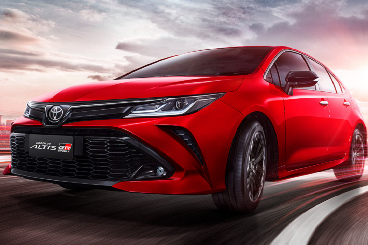 Để tăng sức cạnh tranh với các đối thủ trong phân khúc sedan hạng C, đặc biệt là thu hút tệp khách hàng trẻ ưa thích phong cách thể thao, vốn đang dành sự quan tâm đến dòng Honda Civic. Toyota Thái Lan đã giới thiệu Corolla Altis bản GR Sport 2022 mới. Mức giá xe Toyota Corolla Altis GR Sport 2022 như sau: bản 1.8 GR Sport 1,059.000 baht (724 triệu đồng); HEV GR Sport 1,114,000 Baht (762 triệu đồng)
