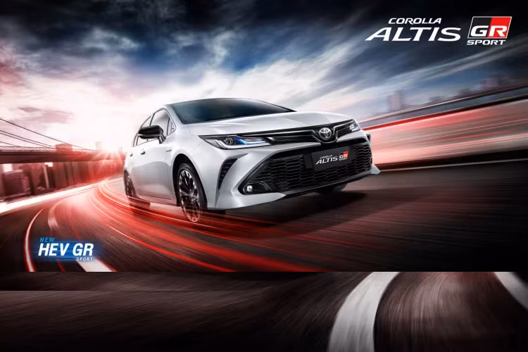 Bên cạnh động cơ xăng 1.8L N/A, Corolla Altis phiên bản GR Sport 2022 còn có phiên bản máy xăng 1.8L (2ZR-FXE, Atkinson) cho công suất 98 mã lực và mô-men xoắn 142Nm, kết hợp với bộ pin Niken và động cơ điện mang công suất 72 mã lực và mô men xoắn 163Nm, để tạo nên hệ truyền động hybrid. Sử dụng kết hợp với hộp số tự động biến thiên vô cấp E-CVT, đi cùng với hệ dẫn động cầu trước (FWD).