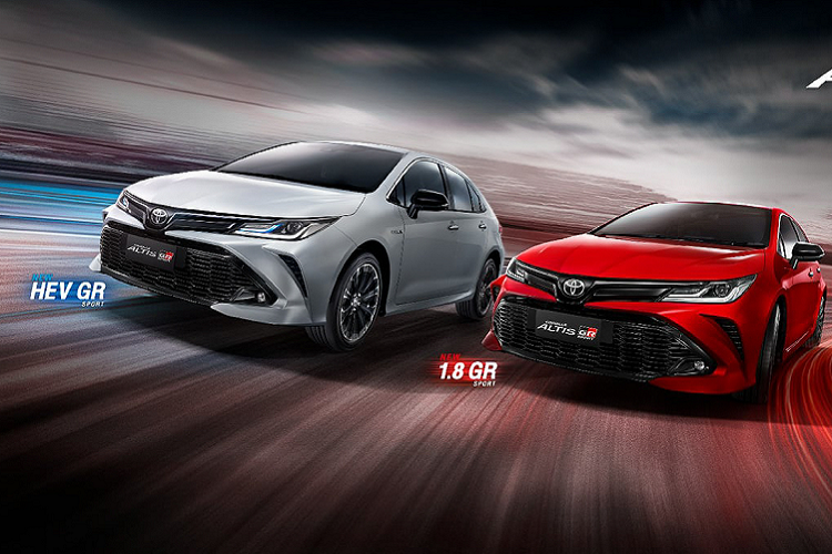 So với các phiên bản thông thường, Toyota Corolla Altis GR Sport 2022 mới sở hữu ngoại thất hầm hố hơn với gói trang trí GR Sport. Cụ thể, mặt ca-lăng GR Sport mang màu tối, khe hút gió rộng. Gương chiếu hậu sơn màu đen. Đèn sương mù thiết kế mới. “Dàn chân” lắp bộ mâm GR Sport Max kích thước 17 inch. Biểu tượng “GR” phía sau thể thao.