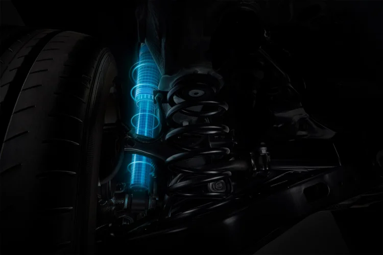 Xe đi kèm với các trang bị tiện nghi và hỗ trợ lái như cảnh báo áp suất lốp, sạc điện thoại không dây, màn hình hiển thị thông tin trên trên kính lái, rèm che nắng phía sau và hơn nữa.