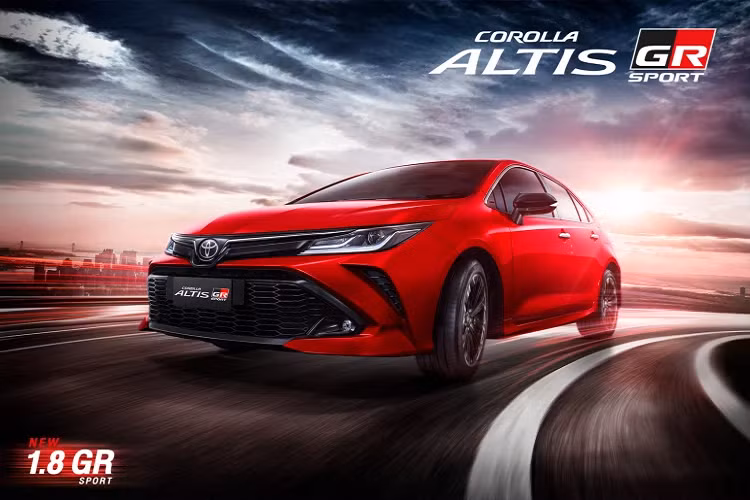 Tại Thái Lan, xe được bán ra với tổng cộng 3 màu sơn gồm: Trắng Ngọc Trai, Đỏ và Đen. Về động cơ, Corolla Altis phiên bản GR Sport 2022 có 2 lựa chọn động cơ bao gồm: Xăng 4cyl thẳng hàng, dung tích 1.8L hút khí tự nhiên, mã 2ZR-FE cho công suất 140 mã lực tại 6.000 vòng/phút và mô-men xoắn cực đại 177Nm tại dải vòng tua từ 4.000 vòng/phút. Xe sử dụng kết hợp với hộp số tự động biến thiên vô cấp Super CVT-i7, đi cùng với hệ dẫn động cầu trước (FWD).