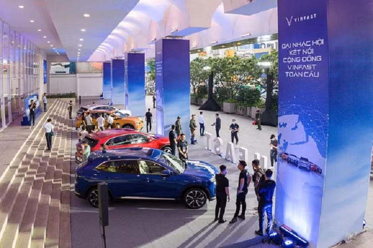 Hàng nghìn khách tham dự sự kiện, cùng hàng triệu người xem trên toàn thế giới đã được kết nối bởi “sợi dây” mang tên tinh thần tự hào dân tộc, thể hiện qua những màn trình diễn ấn tượng, để lại dấu ấn không thể nào quên và khẳng định tinh thần "Boundless Together" và "Globally Connected" của VinFast.