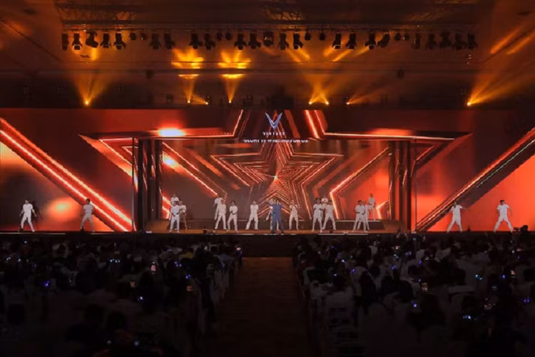 Mẫu xe SUV điện VinFast VF9 sở hữu vóc dáng khá bề thế. Đồng thời, xe còn có những nét thiết kế đặc trưng của thương hiệu ôtô Việt VinFast như dải đèn LED định vị ban ngày và cụm đèn hậu hình chữ "V", bao quanh logo của nhà sản xuất.