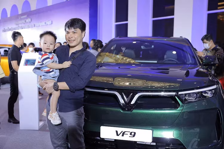 Chiếc VF9 trong bài viết có màu sơn Xanh Deep Ocean thuộc phiên bản Plus 7 chỗ ngồi. Nội thất bọc da màu đen. Tại thời điểm ra mắt vào đầu năm 2022, mức giá xe VinFast VF9 công bố cho 2 phiên bản Eco và Plus lần lượt là 1,44 và 1,57 tỷ đồng. Nhưng đến tháng 7/2022, hãng xe Việt đã tăng giá dòng sản phẩm này lên 1,5 và 1,64 tỷ đồng.